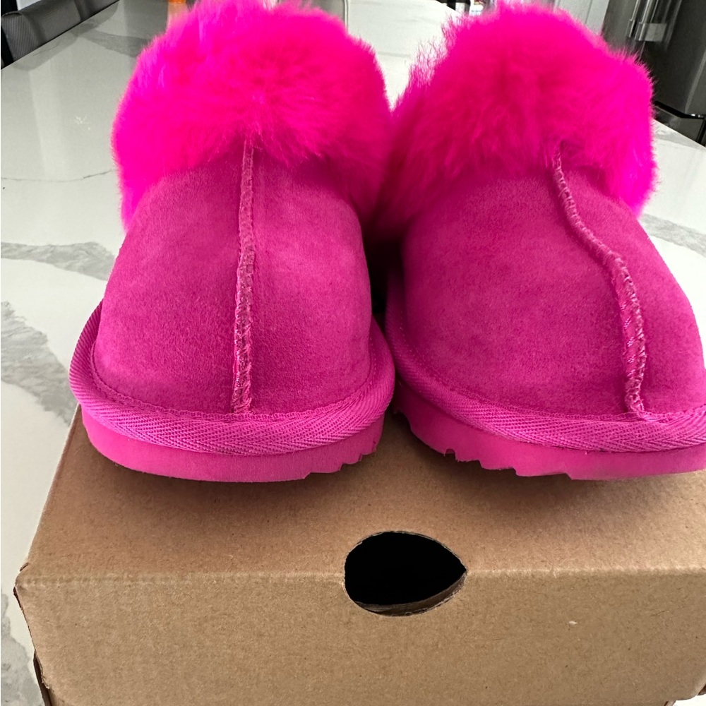 Super cute soft stylish ugg slippers! Worn one time only! Girls size 1